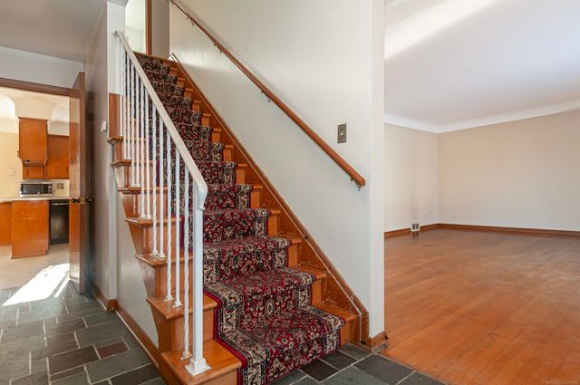 971 Canterbury Road, Grosse Pointe Woods, MI 48236