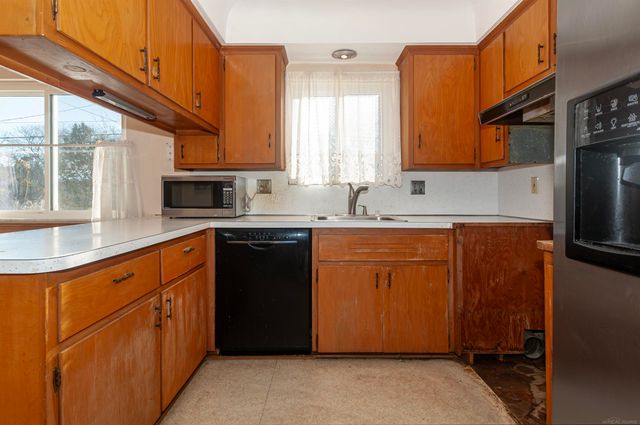 971 Canterbury Road, Grosse Pointe Woods, MI 48236