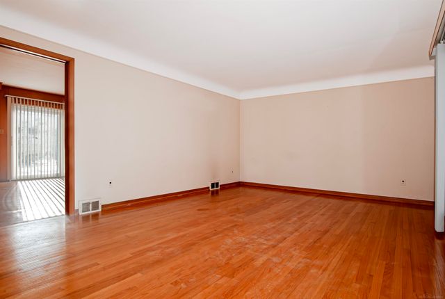 971 Canterbury Road, Grosse Pointe Woods, MI 48236