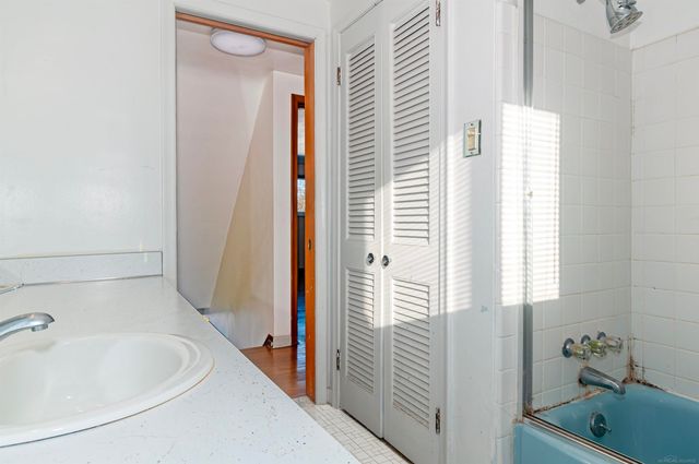 971 Canterbury Road, Grosse Pointe Woods, MI 48236