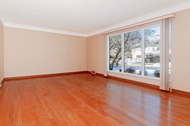 971 Canterbury Road, Grosse Pointe Woods, MI 48236