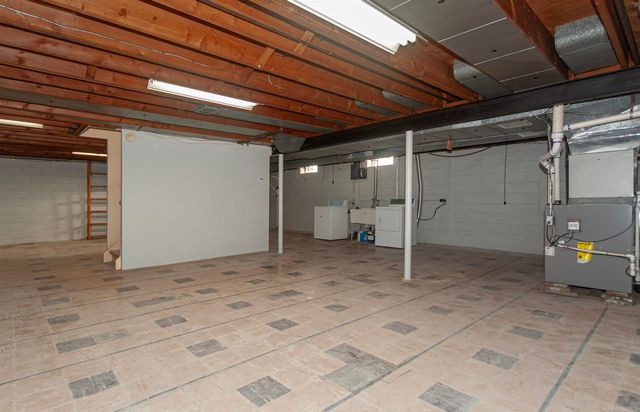 971 Canterbury Road, Grosse Pointe Woods, MI 48236