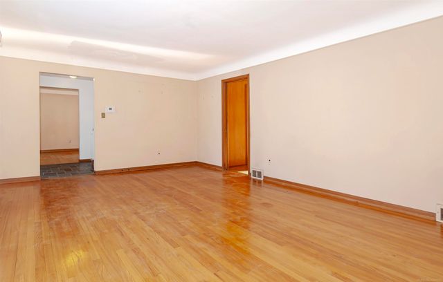 971 Canterbury Road, Grosse Pointe Woods, MI 48236