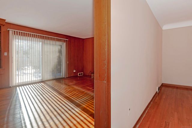 971 Canterbury Road, Grosse Pointe Woods, MI 48236