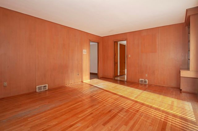 971 Canterbury Road, Grosse Pointe Woods, MI 48236