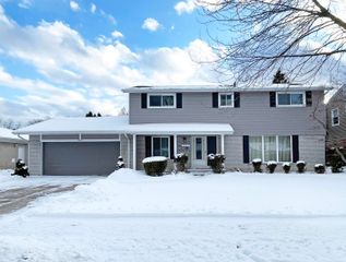 971 Canterbury Road, Grosse Pointe Woods, MI 48236