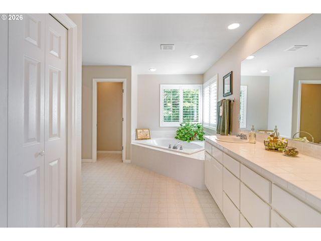 11864 Se HUNTER Dr, Happy Valley, OR 97086