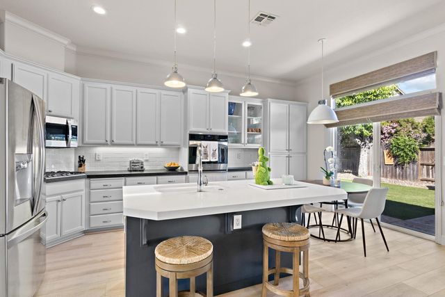 2121 Steinbeck Dr, Modesto, CA 95356