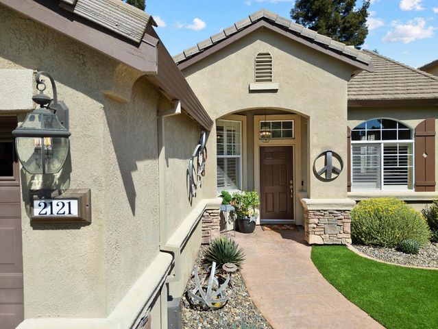 2121 Steinbeck Dr, Modesto, CA 95356