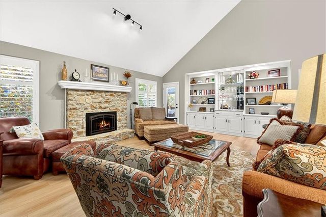 8326 Richards Road, Lenexa, KS 66215