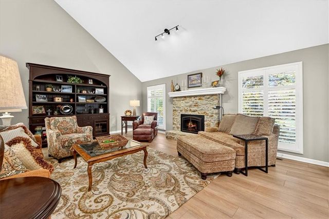 8326 Richards Road, Lenexa, KS 66215
