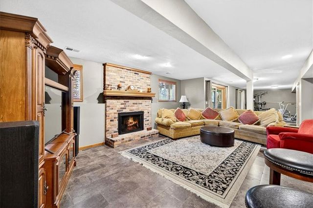 8326 Richards Road, Lenexa, KS 66215