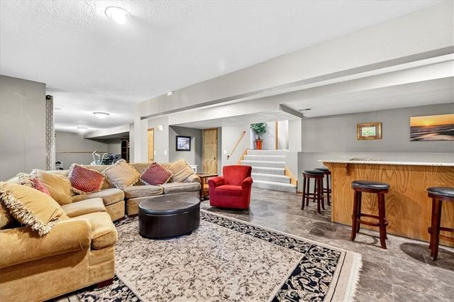 8326 Richards Road, Lenexa, KS 66215