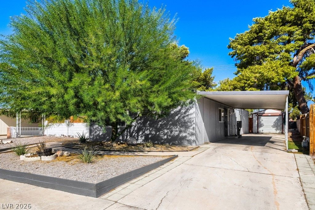 5422 North Sir Richard Drive, Las Vegas, NV 89110 — exterior