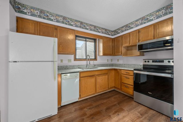 1000 S Newport Pl Place, Sioux Falls, SD 57106