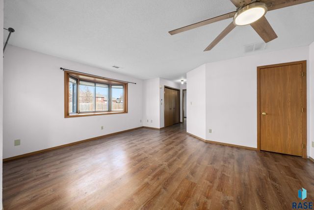 1000 S Newport Pl Place, Sioux Falls, SD 57106