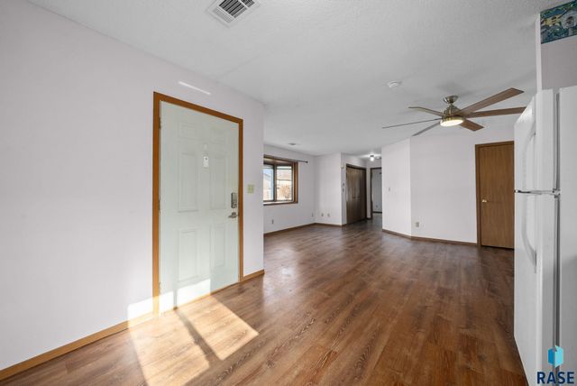 1000 S Newport Pl Place, Sioux Falls, SD 57106