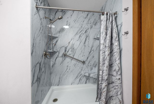 1000 S Newport Pl Place, Sioux Falls, SD 57106