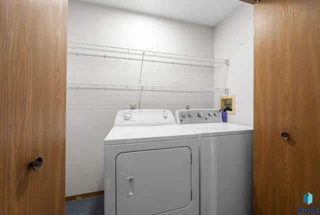 1000 S Newport Pl Place, Sioux Falls, SD 57106