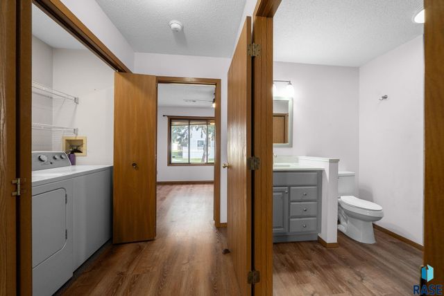 1000 S Newport Pl Place, Sioux Falls, SD 57106