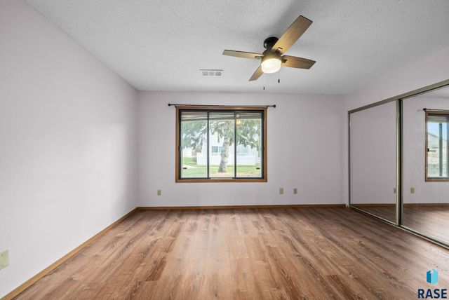 1000 S Newport Pl Place, Sioux Falls, SD 57106