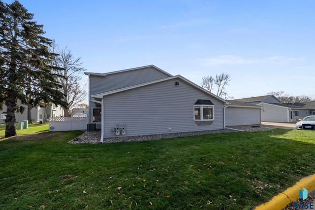 1000 S Newport Pl Place, Sioux Falls, SD 57106