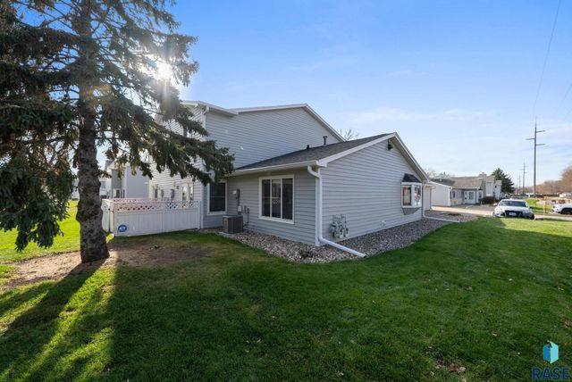 1000 S Newport Pl Place, Sioux Falls, SD 57106