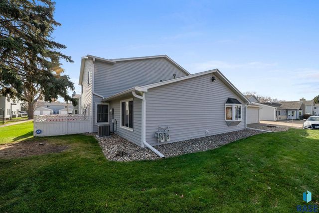 1000 S Newport Pl Place, Sioux Falls, SD 57106