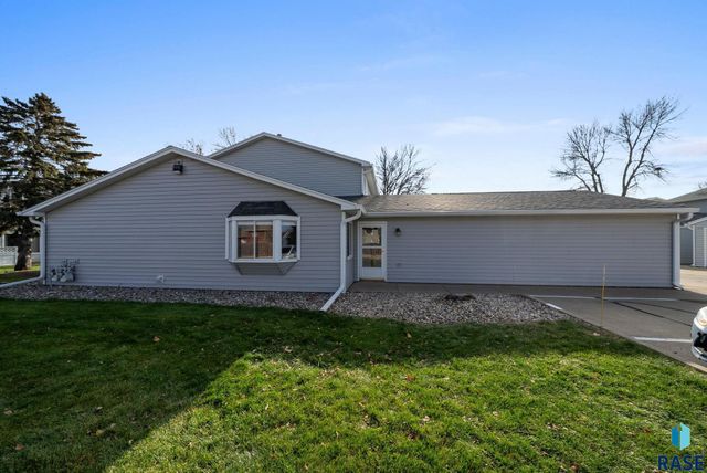 1000 S Newport Pl Place, Sioux Falls, SD 57106