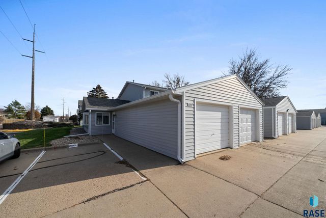 1000 S Newport Pl Place, Sioux Falls, SD 57106