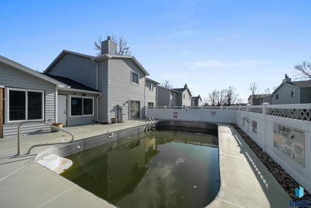 1000 S Newport Pl Place, Sioux Falls, SD 57106