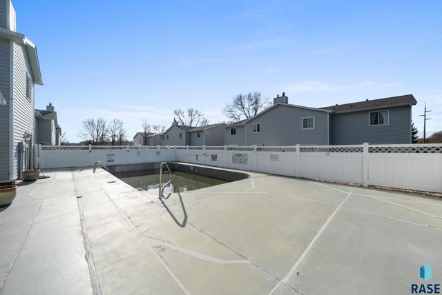 1000 S Newport Pl Place, Sioux Falls, SD 57106