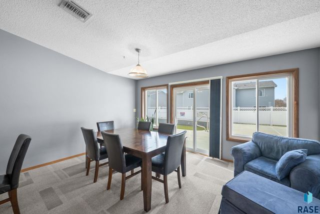 1000 S Newport Pl Place, Sioux Falls, SD 57106