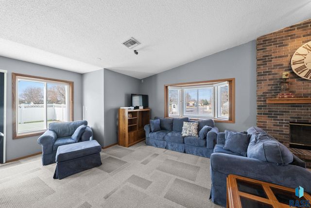 1000 S Newport Pl Place, Sioux Falls, SD 57106