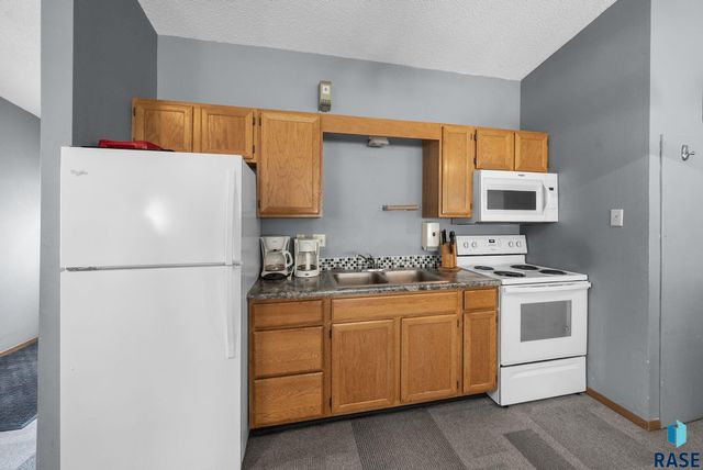 1000 S Newport Pl Place, Sioux Falls, SD 57106