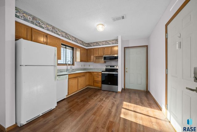 1000 S Newport Pl Place, Sioux Falls, SD 57106