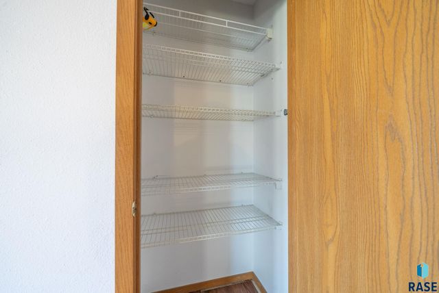 1000 S Newport Pl Place, Sioux Falls, SD 57106