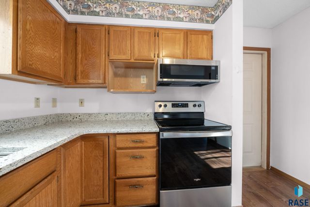 1000 S Newport Pl Place, Sioux Falls, SD 57106