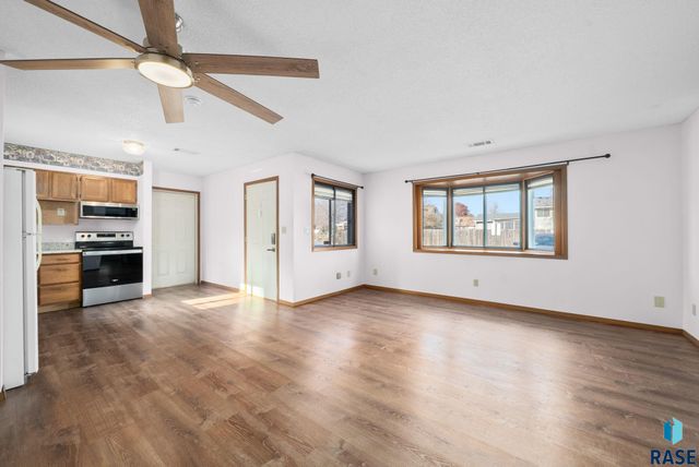 1000 S Newport Pl Place, Sioux Falls, SD 57106