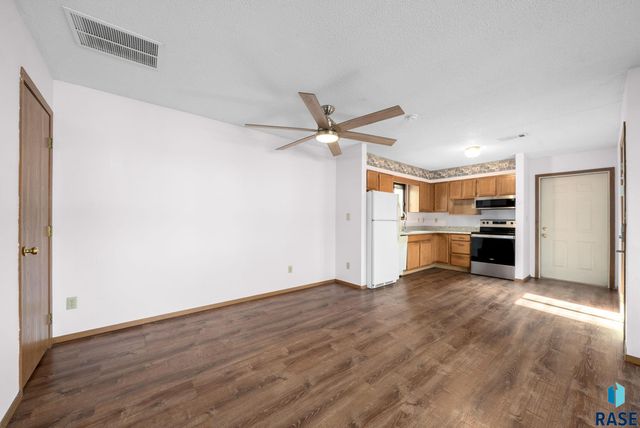 1000 S Newport Pl Place, Sioux Falls, SD 57106