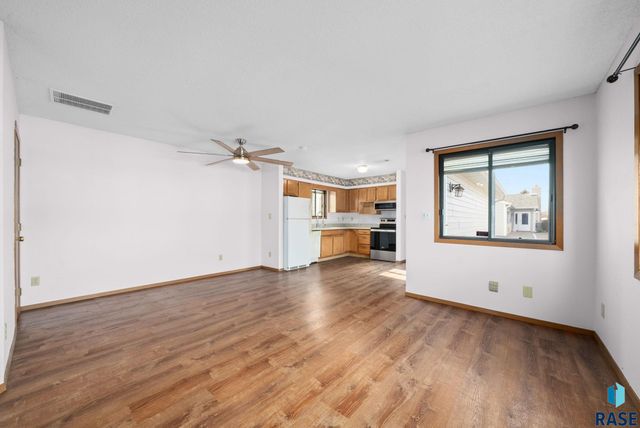 1000 S Newport Pl Place, Sioux Falls, SD 57106