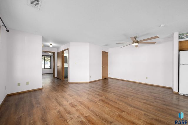 1000 S Newport Pl Place, Sioux Falls, SD 57106