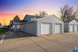 1000 S Newport Pl Place, Sioux Falls, SD 57106