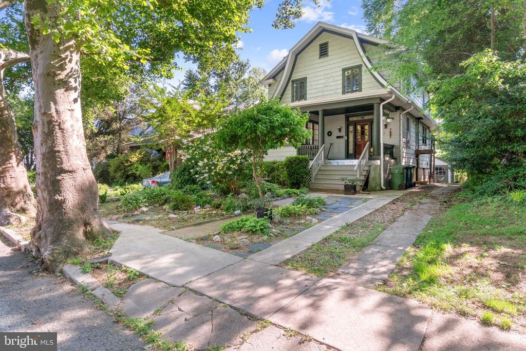 Image 2 of property listing at 210 MALLOW HILL RD, Baltimore, MD 21229