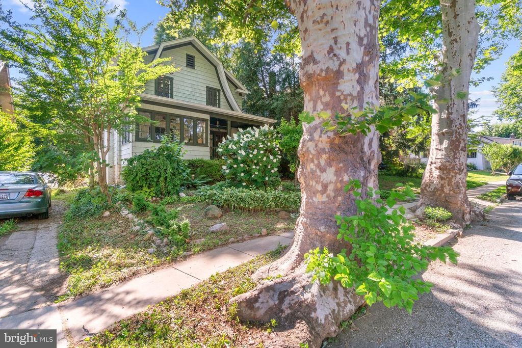 Image 3 of property listing at 210 MALLOW HILL RD, Baltimore, MD 21229