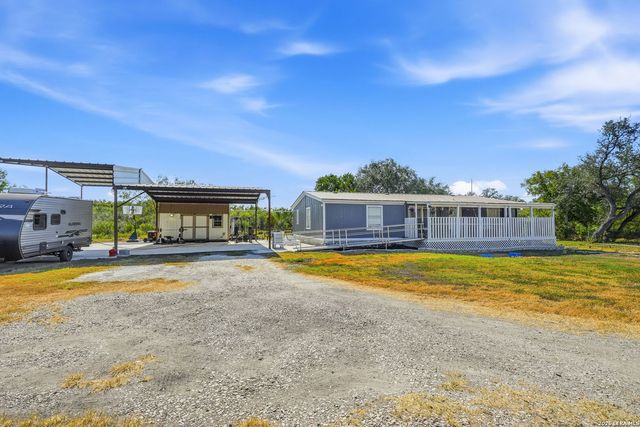 104 County Road 4637, Hondo, TX 78861