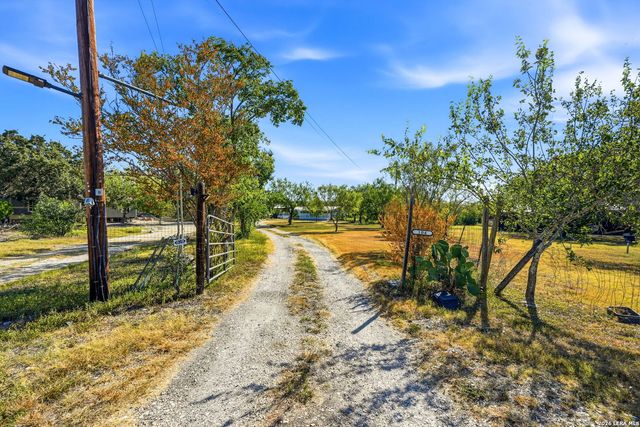 104 County Road 4637, Hondo, TX 78861