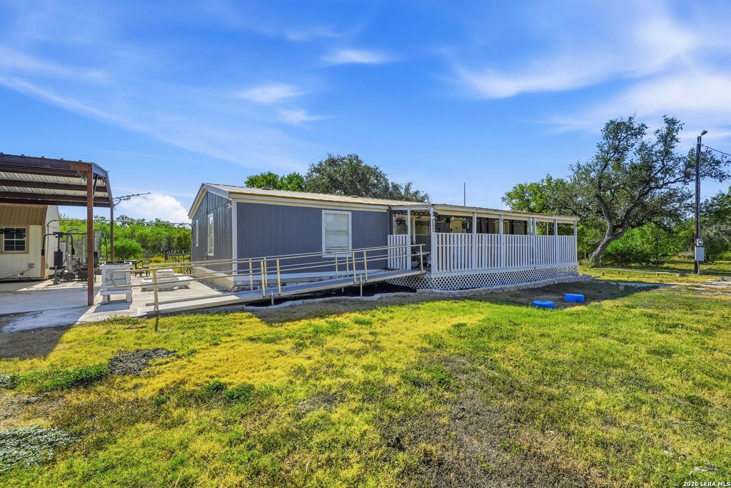 104 County Road 4637, Hondo, TX 78861