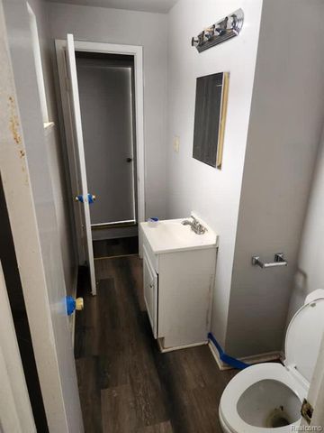 15587 Oakbrook Street, Romulus, MI 48174