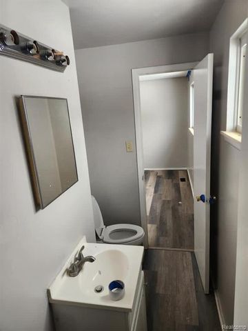 15587 Oakbrook Street, Romulus, MI 48174